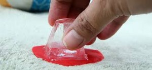 Removing chewing gum with ice cubes
