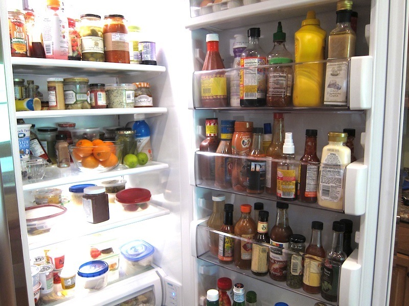 Что положить в холодильник от запаха. Убрать в холодильник. Набитый холодильник. Антизапах для холодильника. Запах из холодильника.