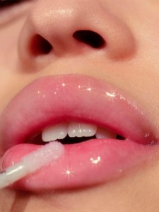 Lip gloss for fuller lips