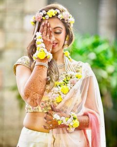 Floral jewellery for the brides