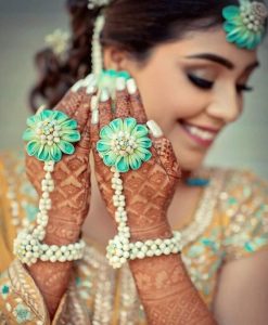 Floral jewellery for the brides