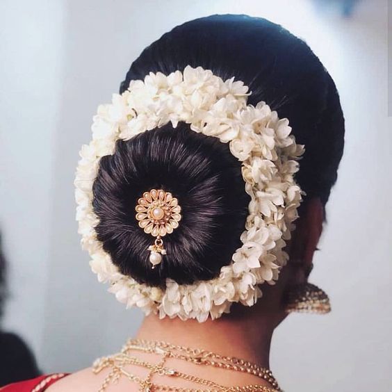 Try out these different ways to style your hair with gajra on your wedding  day :::MissKyra