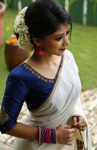 Gajra bun hairstyle which go perfectly with a saree