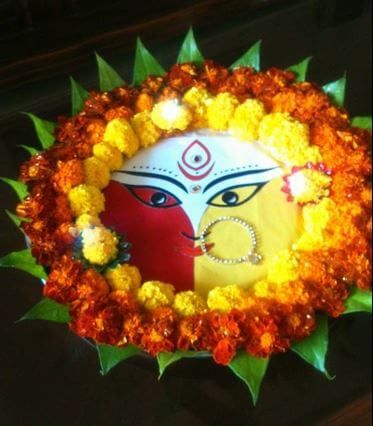 SAARTHI Rajasthani Decorative Handmade Auspicious Lucky Multipurpose  Spiritual Polyresin Lakshmi Ji Idol on Floral Gota Base