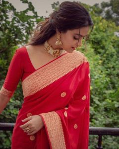 Hairstyle Ideas to Compliment Nauvari Saree for the DDay