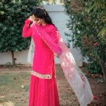How to pose for pictures wearing salwar suit-Threads-WeRIndia