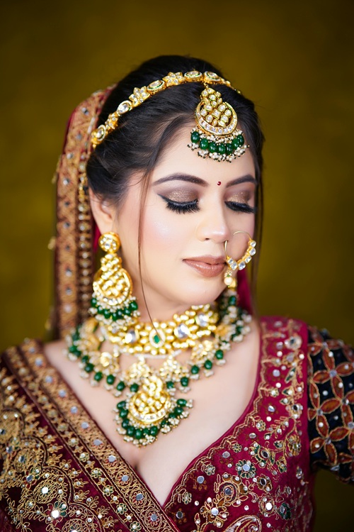 smokey eyes light lips bridal makeup